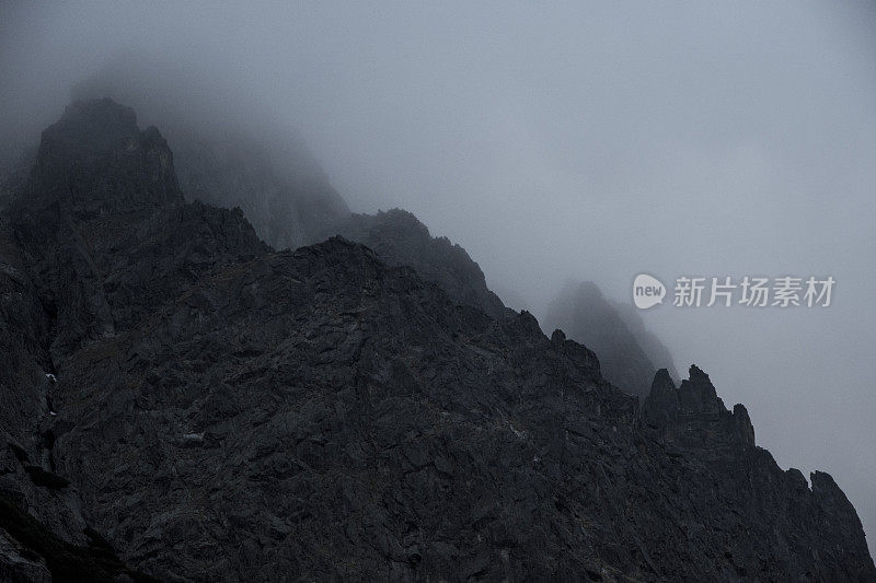 黑暗的山峰在雾中