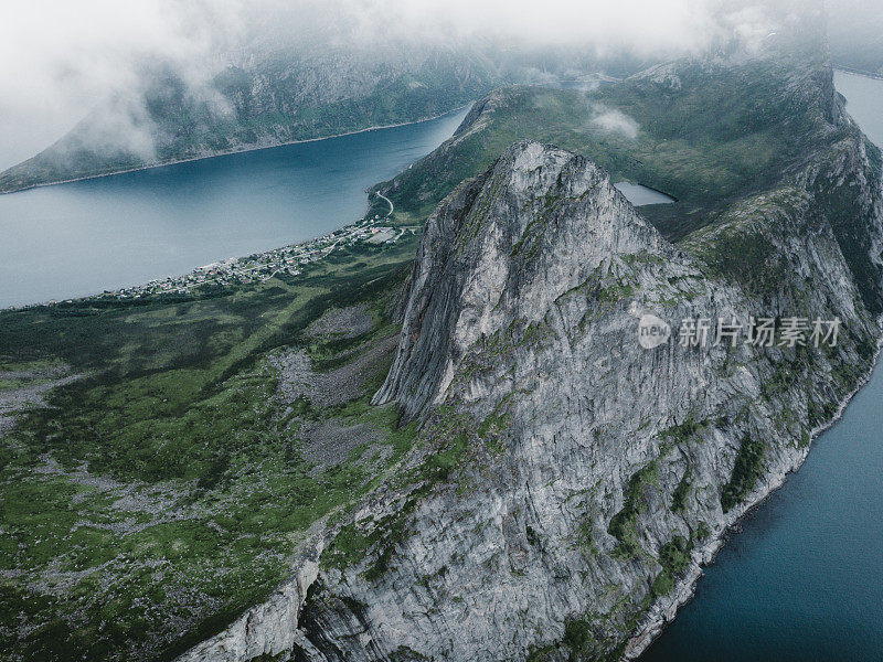 鸟瞰图的高山峰的塞格拉山和海在挪威北部的雾