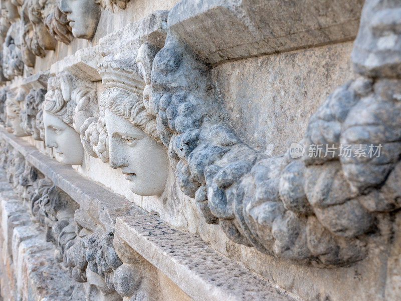 阿佛洛狄西斯古城墙上的古老雕塑
