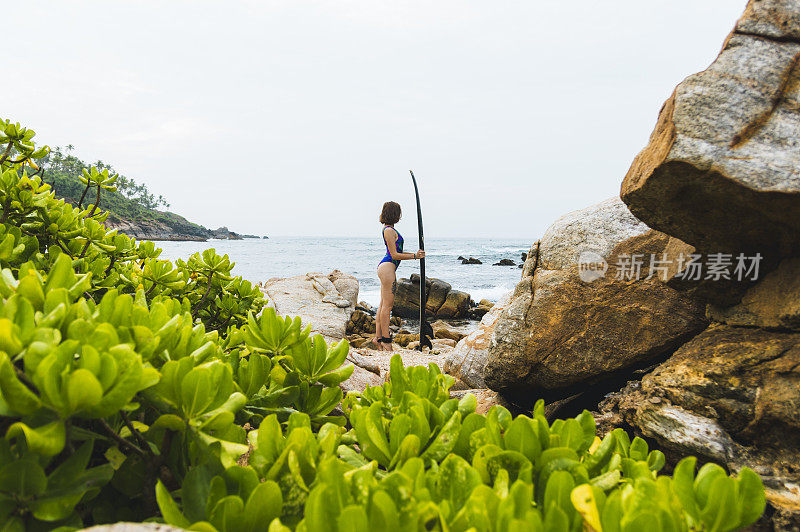 女冲浪者在海滩放松