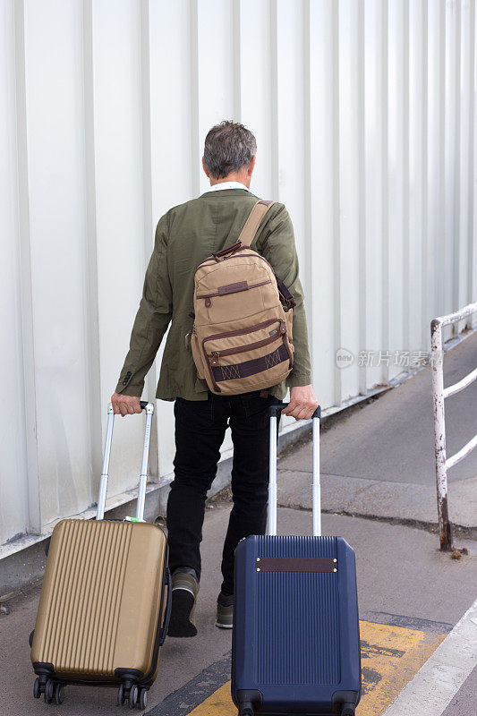 在机场活动的老年人，背包，滚动行李箱