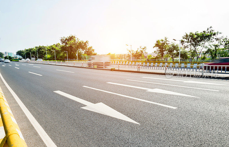 城市高速公路上模糊行驶的车辆