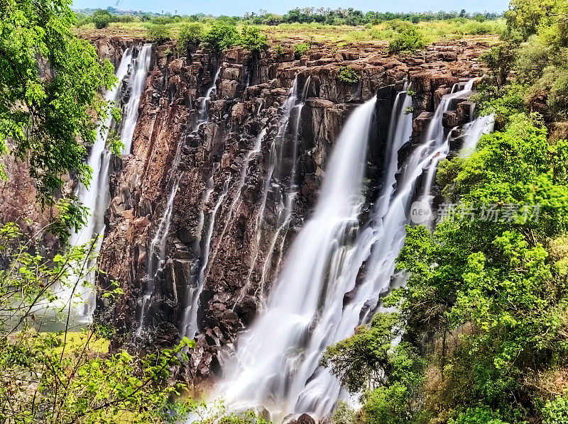 从赞比亚一侧看维多利亚瀑布