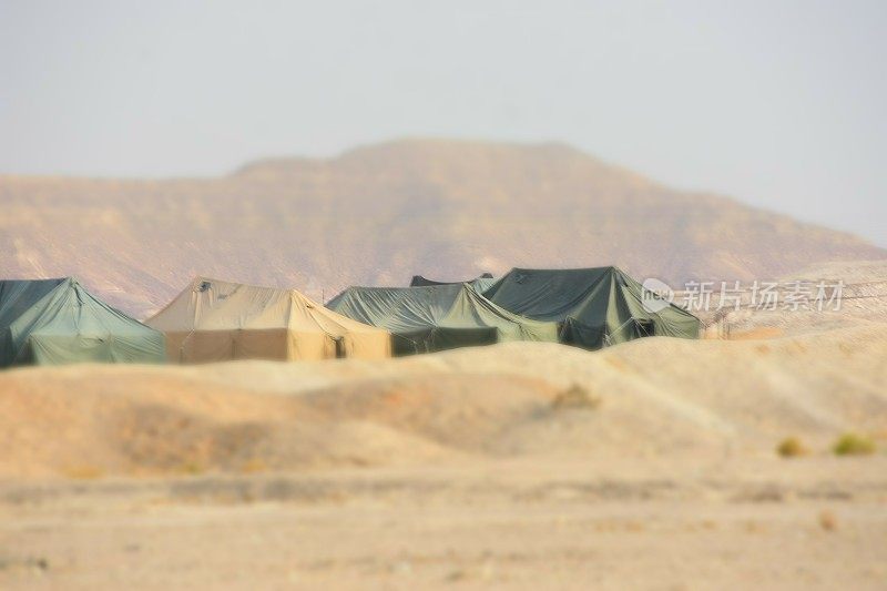 士兵们在沙漠中的帐篷