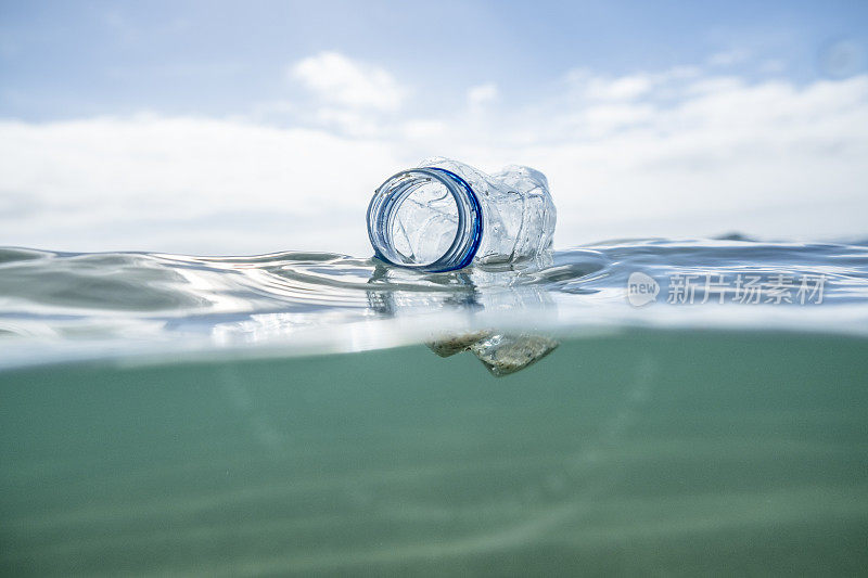 用过的塑料水瓶漂浮在海面上。