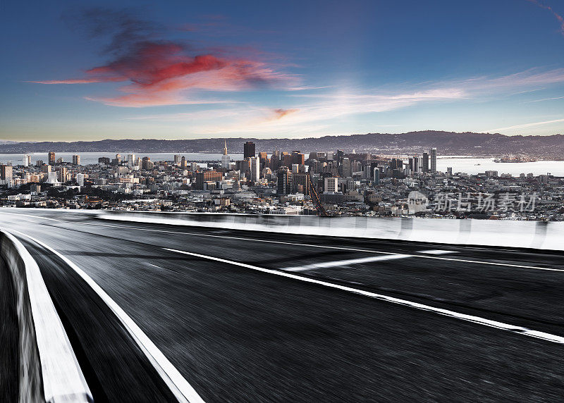 赛车跑道，背景是旧金山的天际线
