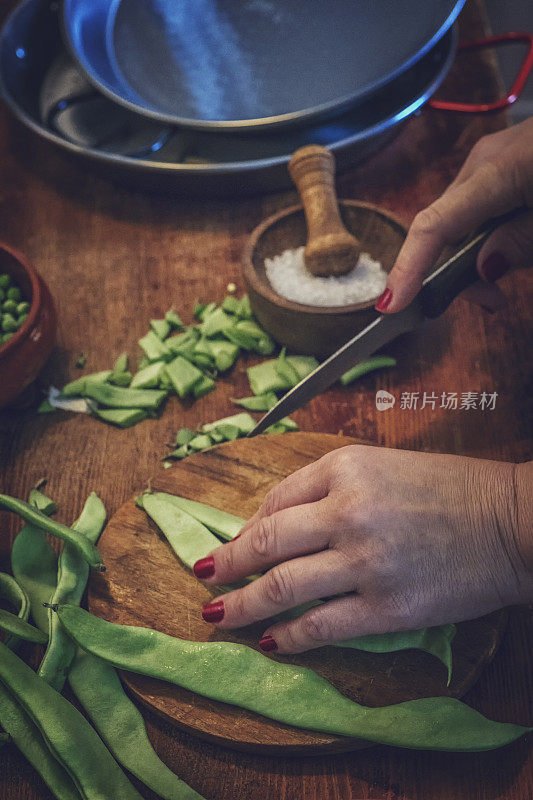 准备用青豆，豌豆和辣椒做的鸡肉海鲜饭