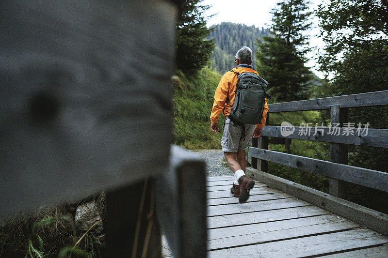 老人在山林中徒步旅行