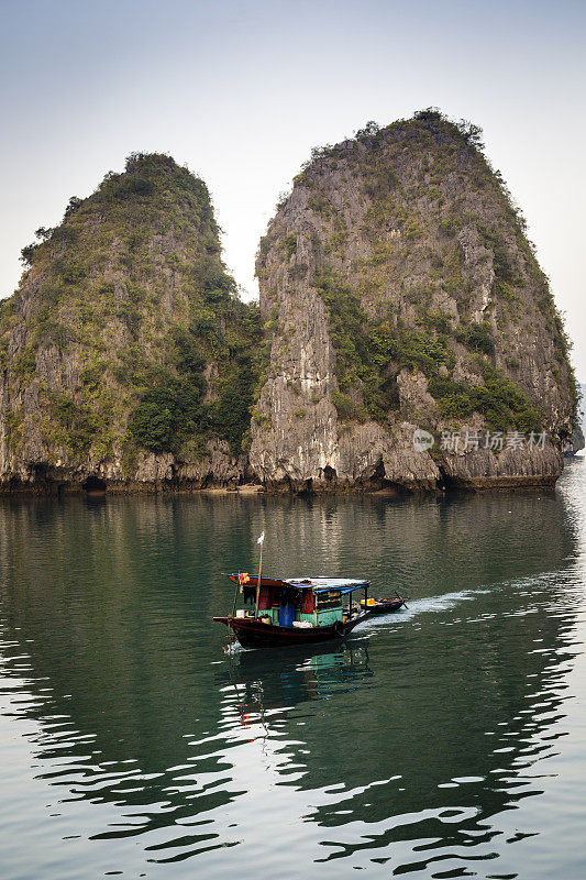 沿着下龙湾航行