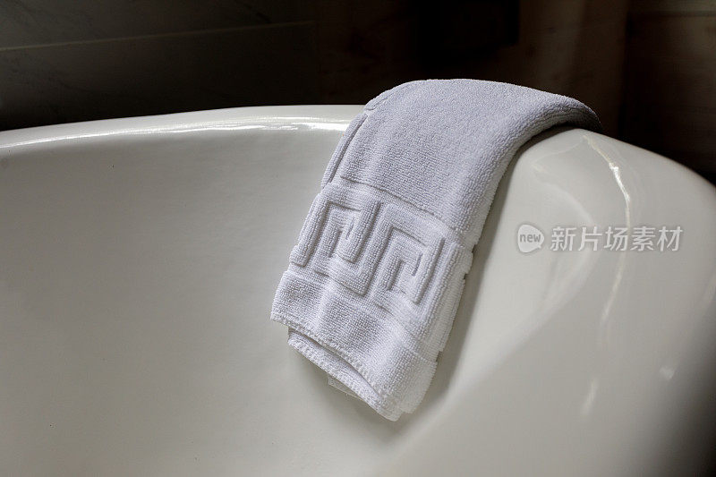 浴巾在白色浴缸边缘-家居装饰