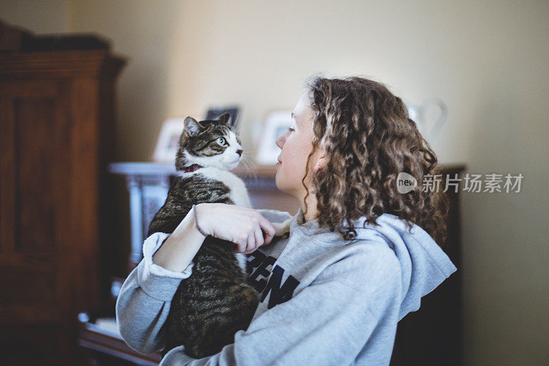 年轻女子抱着她的猫