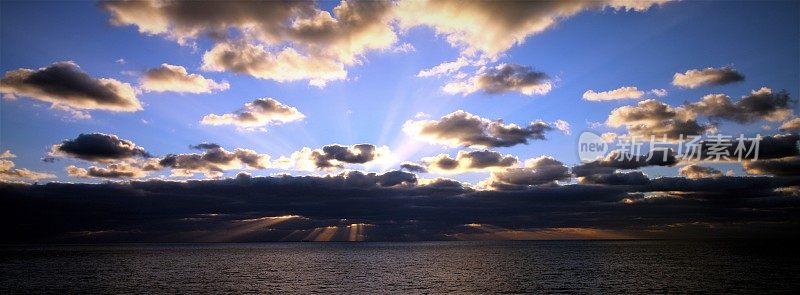 在海上日落