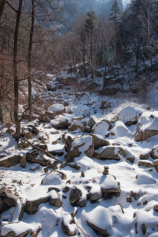冬谷，白雪覆盖的岩石