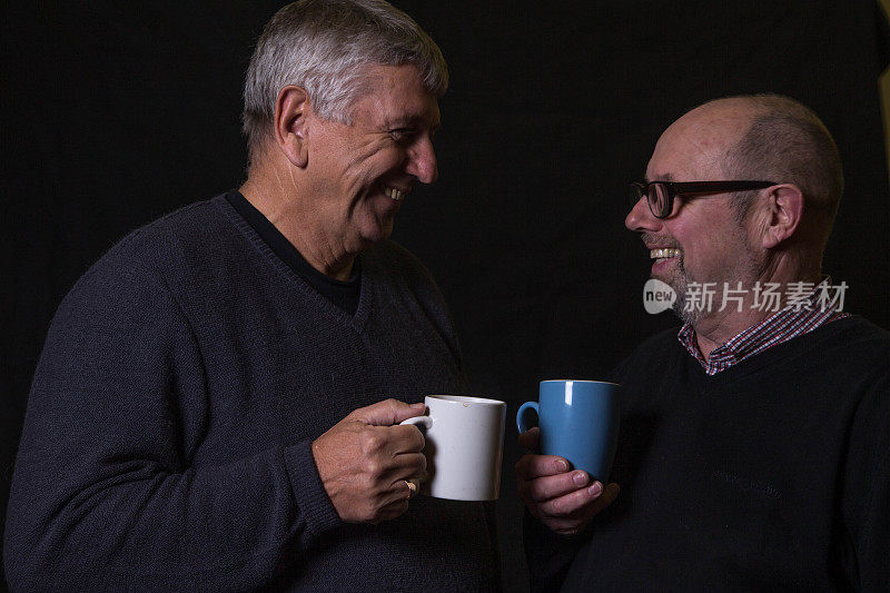 两个老人边喝咖啡边聊天