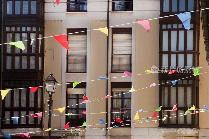 西班牙希洪市街头盛宴装饰、彩旗、公寓楼外立面细节。