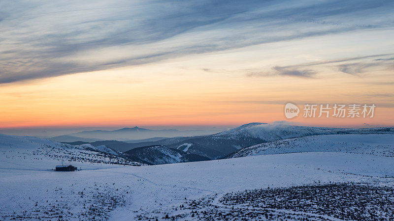 冬天日落仙境。的雪山风景