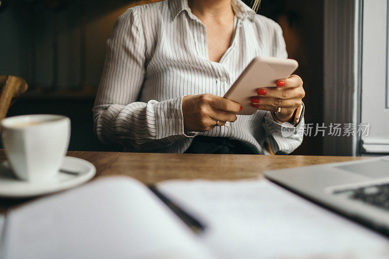 有魅力的女人用手机预约会面