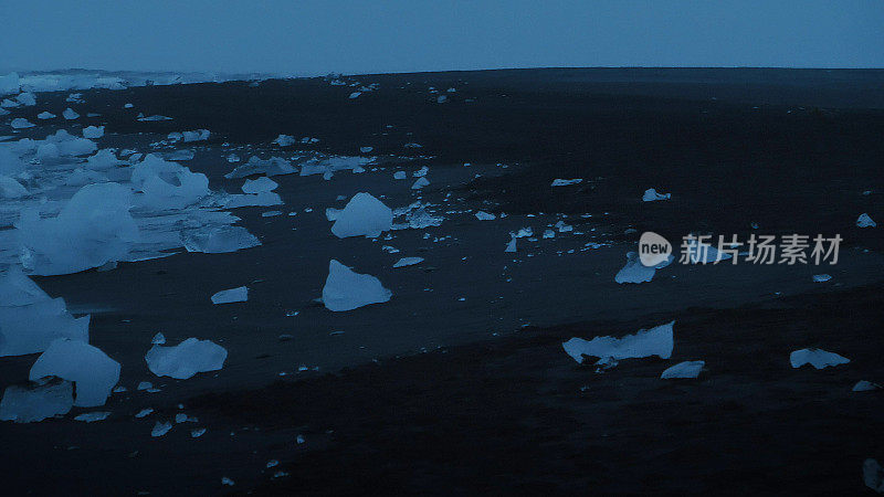 钻石的海滩。冰川漂浮在海上