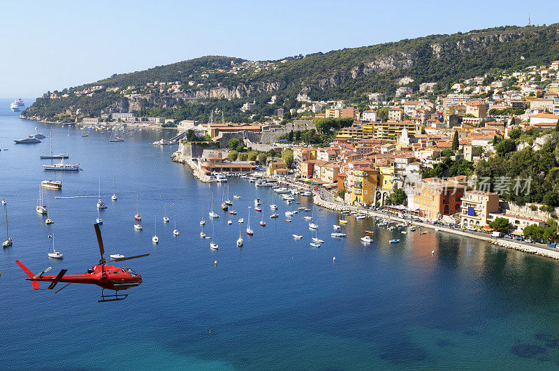 一架直升飞机在欧洲法国滨海维勒弗朗斯上空飞行。