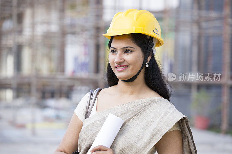 快乐的女建筑师在建筑工地的肖像