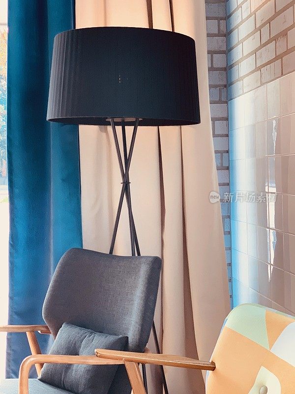 带灯的椅子，50年代风格