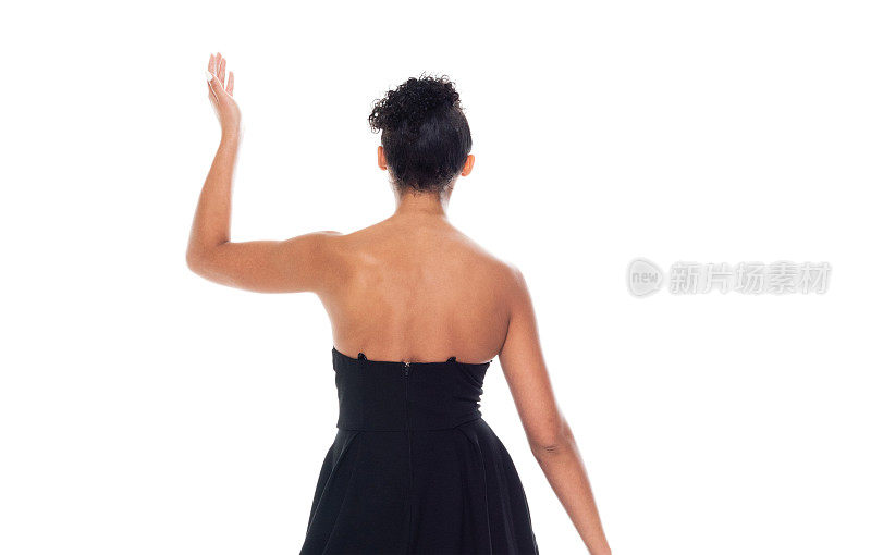 非常漂亮的高个子黑人妇女穿着一件黑色的连衣裙——走着走着挥手
