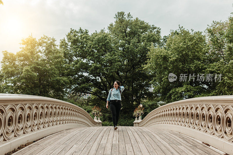 在中央公园旅行的年轻女子