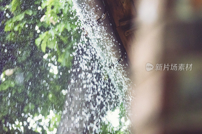 大雨溢出屋顶排水沟