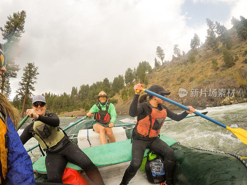 坚强的女人在特拉基，加利福尼亚的白水漂流之旅