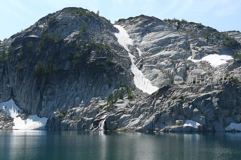 沿着麦克莱伦峰的迷人湖泊步道徒步旅行