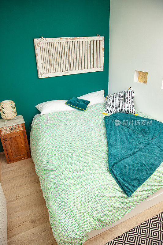 舒适的绿松石卧室在出租公寓