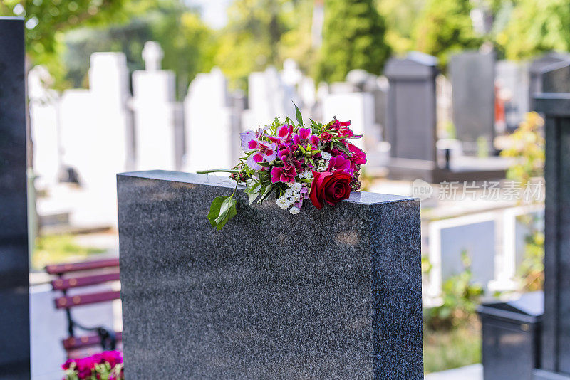 墓碑上的鲜花