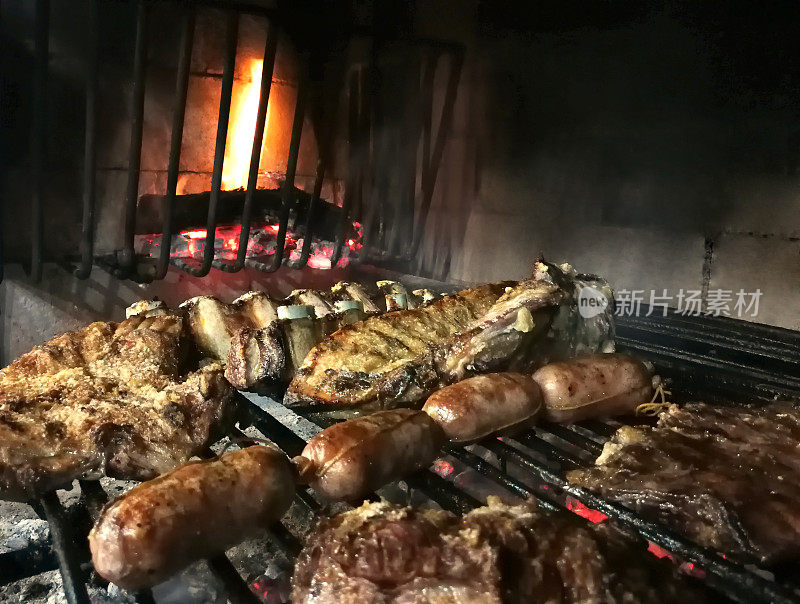 烧烤或烤肉，典型的阿根廷菜。阿根廷。