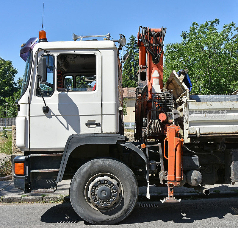 卡车与起重机在道路建设