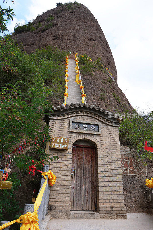 中国甘肃天水巫山水幕洞窟的中国古代传统腊少庙的陡峭阶梯