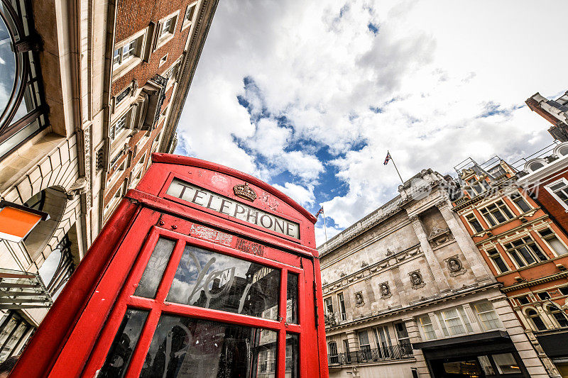 老建筑物附近著名的伦敦电话亭