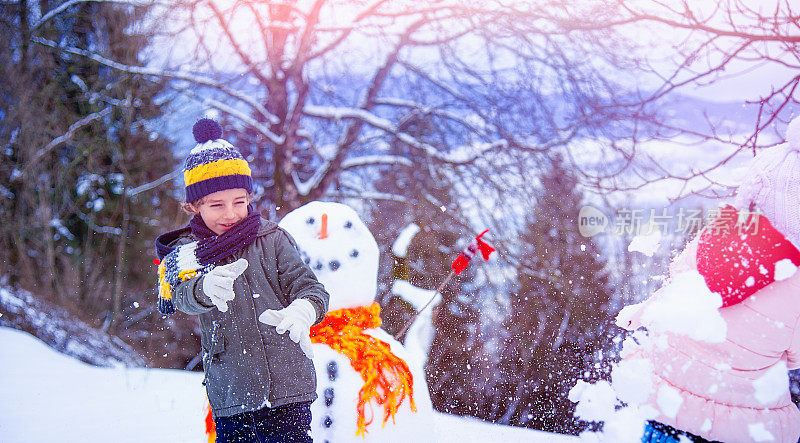 孩子们在玩雪球