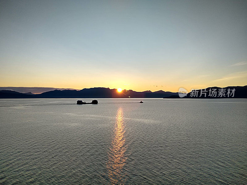 海上地平线上的日落