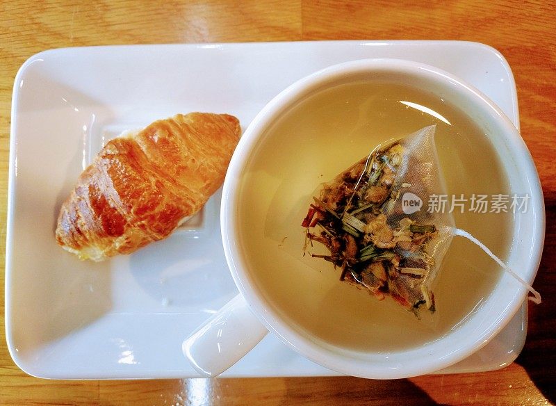 一杯茶和小牛角面包