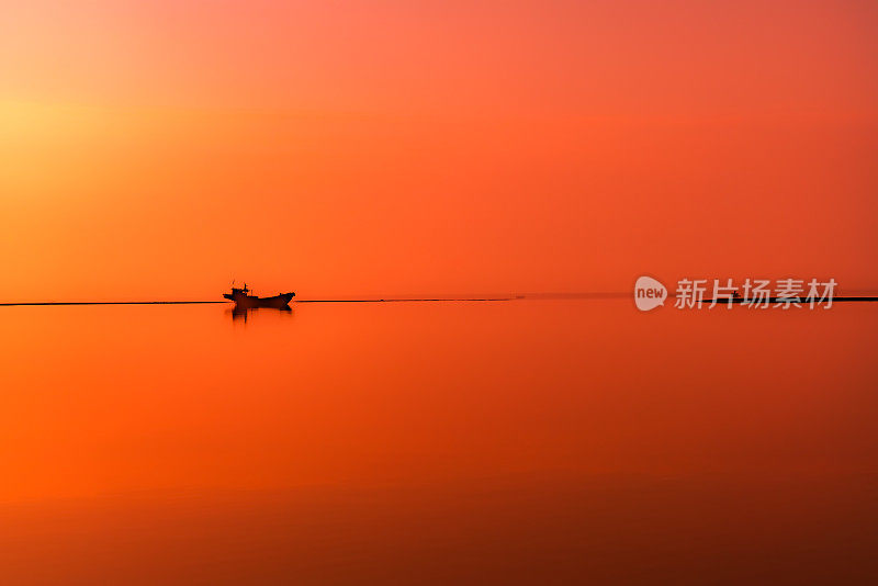 帆船在日落时停泊在港口