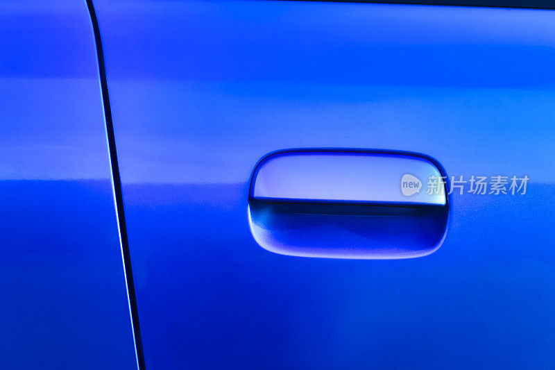 亮蓝色的现代紧凑型掀背车车门上的细节