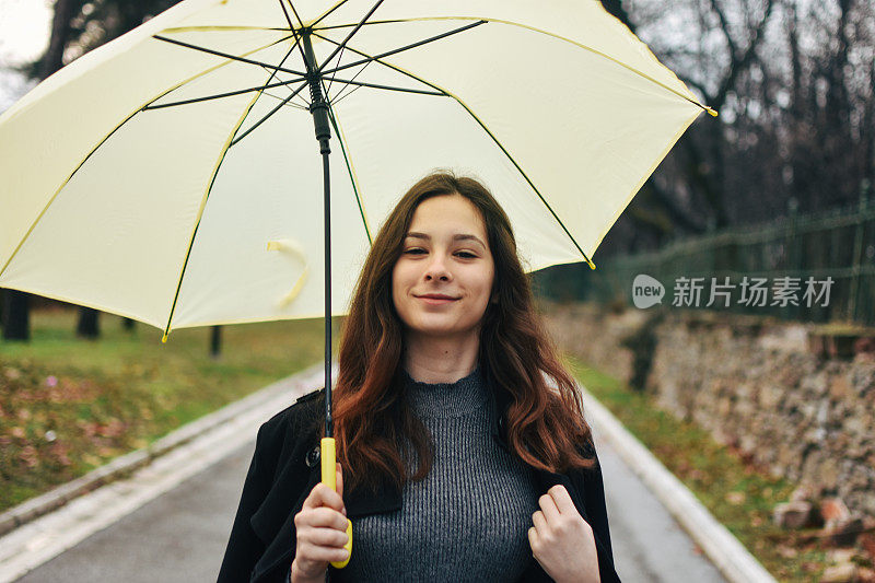 美丽的年轻女子享受着雨天