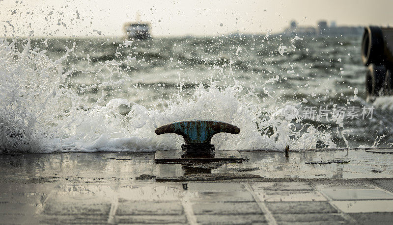 海浪撞击码头