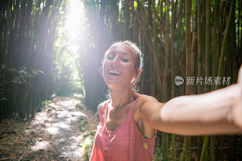 白人女性在竹林自拍-夏威夷