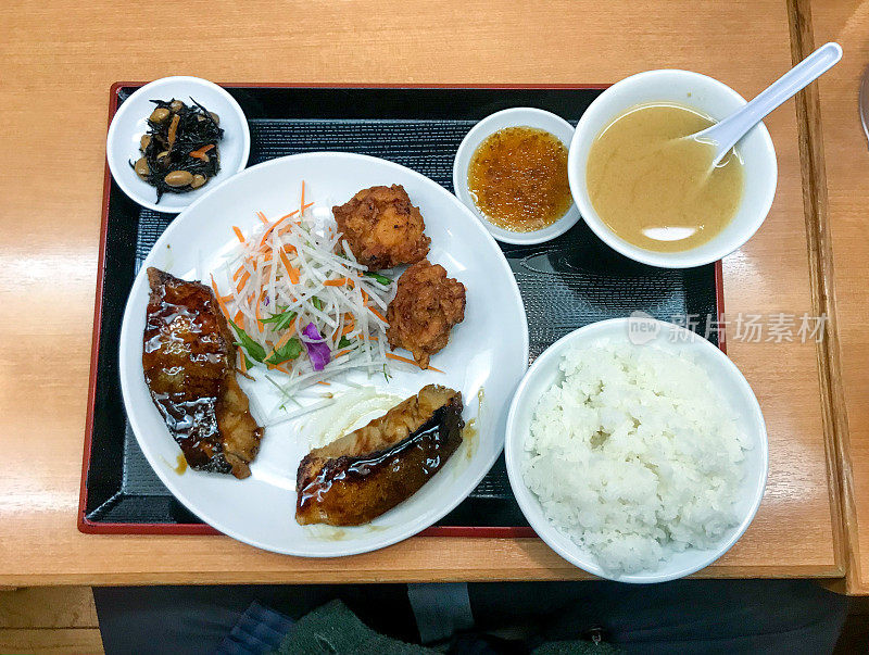 午餐供应卡拉日、照烧鱼、米饭和味噌汤