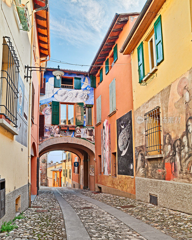 意大利，博洛尼亚:墙上挂着画的街道