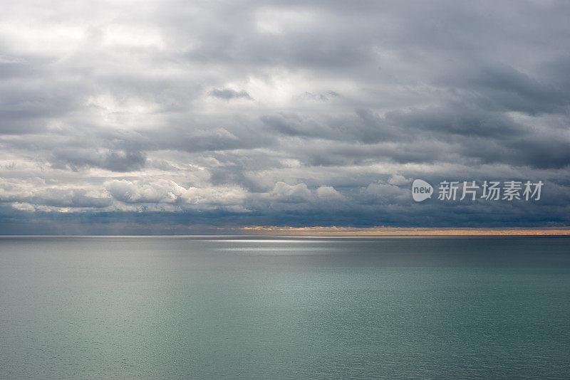 加拿大多伦多安大略湖上空戏剧性的天空