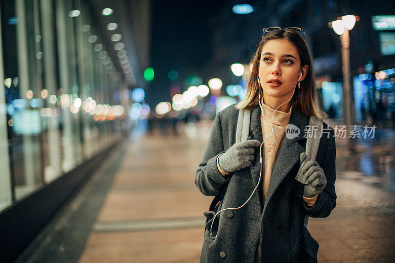 晚上在城里的年轻女子