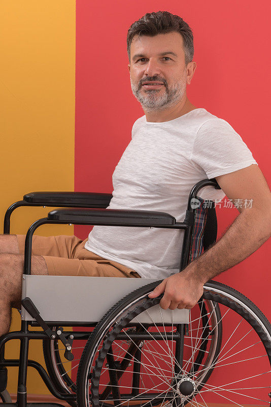 坐在轮椅上的残疾人