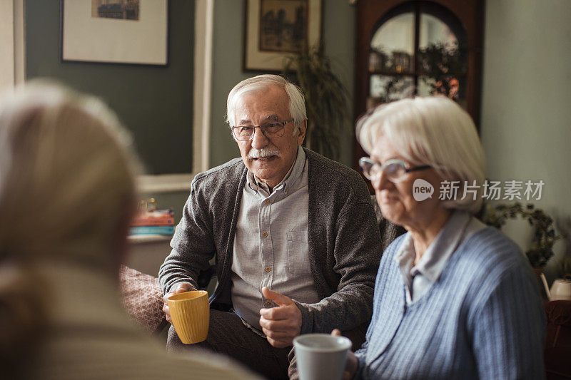 老年人喝咖啡